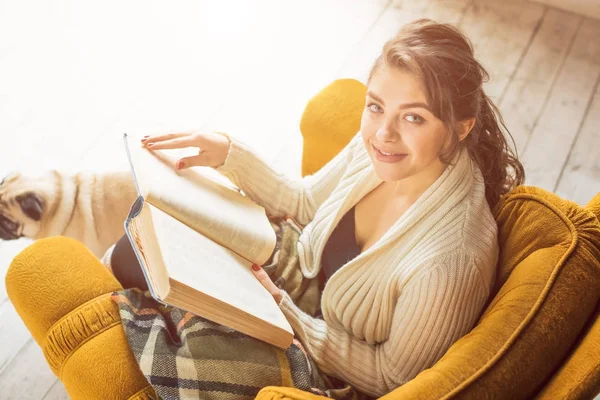 Čtení knihy šťastná mladá dívka. — Stock fotografie