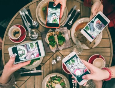 Grup yemekleri Restoran tablosundaki fotoğraf çekici gıda blogcular. Üstten Görünüm. Arkadaşlar öğle, sosyal medya eğlenceler