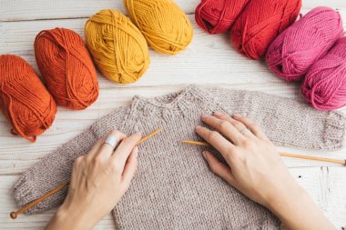 örgü kadın elleri. Üst te. Hobi hande yapılmış