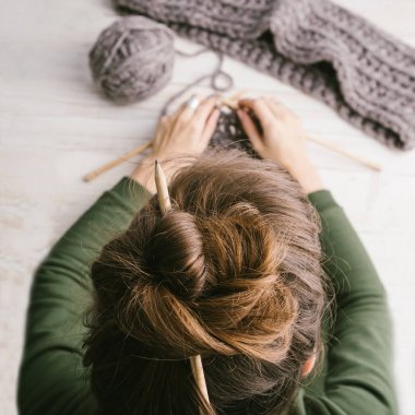 örgü kadın elleri. Üst te. Hobi hande yapılmış