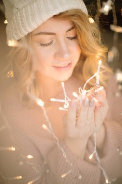 Noel çok güzel kadın portre saman ve ışıklar. sığ derinlik-in tarla