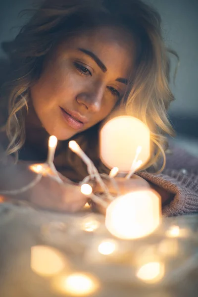 Soñando Con Una Mujer Con Luces Acogedor Tiempo Relajado Casa — Foto de Stock