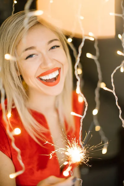 Senhora Sorridente Feliz Vestido Vermelho Segurando Luz Sparkler Profundidade Campo — Fotografia de Stock