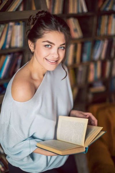 Eğitim çalışma çok güzel kadın okuma — Stok fotoğraf