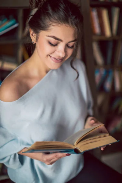 Čtení vzdělávání studium rozkošná žena — Stock fotografie