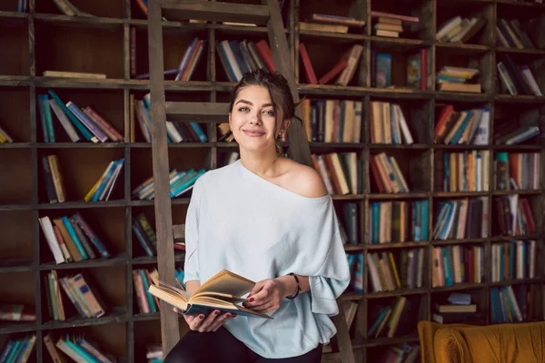 Lectura educación estudio adorable mujer — Foto de Stock