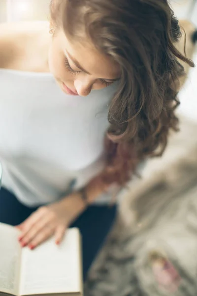 Lectura relajante mujer. Luz de fondo romántica. Vista superior. Pequeña profundidad de campo —  Fotos de Stock