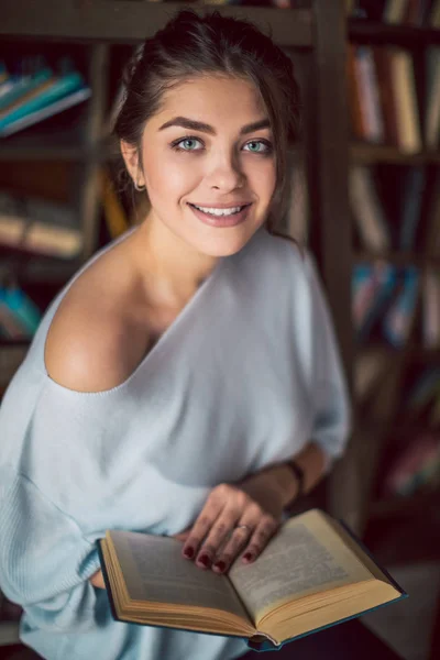 Leitura educação estudo adorável mulher — Fotografia de Stock