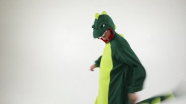 Dinozor kostüm fun dans partisi adam. Video görüntüleri