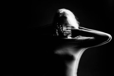 bir genç kızın mistik ilgi çekici siyah beyaz portre. Dram ve gerilim duygusal