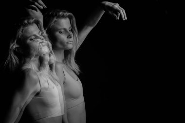 genç kız dans. Düşünceli üzgünsün. birden fazla pozlama siyah ve beyaz fotoğraf üçlü