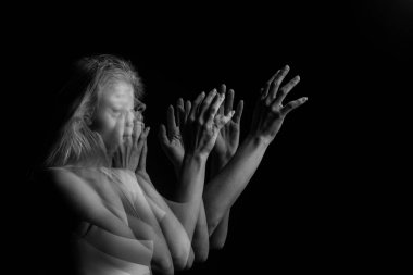 Dalgın üzgünsün. Cry ve umutsuzluk rüya gibi ruh hali. birden fazla pozlama siyah ve beyaz fotoğraf üçlü