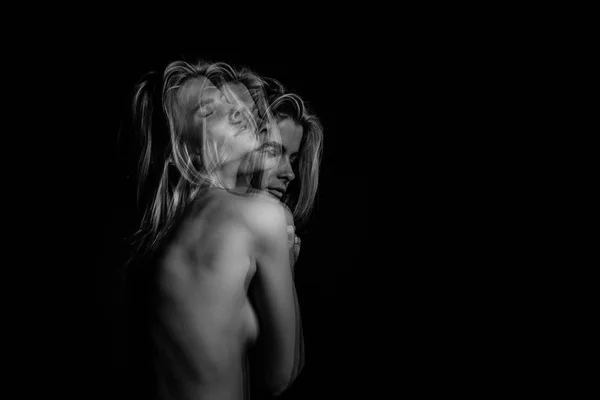 Adorable mujer sonriendo ordenando cuerpo. Creativo triple exposición múltiple foto en blanco y negro. Retrato emocional — Foto de Stock