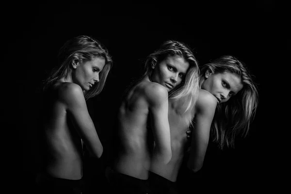 Spaventato sguardo ansioso interessato. una ragazza con una schiena nuda tripla esposizione multipla foto in bianco e nero. Bella ragazza emozioni — Foto Stock