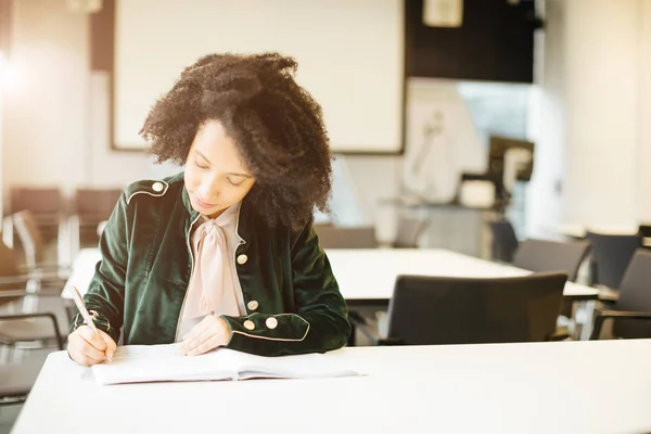 Estudiante estudia duro. preparación del examen. estudio en Europa —  Fotos de Stock