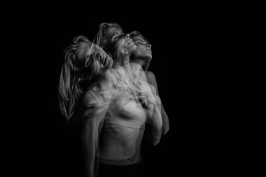 Sarışın genç kadın duygusal hayalet portresi. Siyah ve beyaz fotoğraf. Çift Kişilik Standart pozlama.