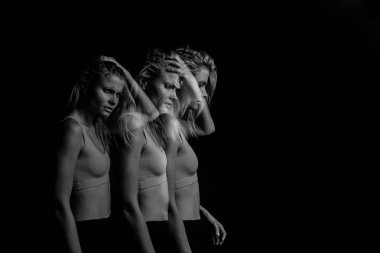 Kırgın, agresif, karalayıcı kız görünümünü. Özgün kavramsal portre siyah bir arka plan. Siyah ve beyaz fotoğraf. Çift Kişilik Standart pozlama.