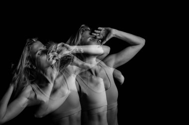 İnanılmaz güzel bir kadın kavramı portre eylem ile. Kız dudaklarını dokunuyor. Siyah ve beyaz fotoğraf. Çift Kişilik Standart pozlama.