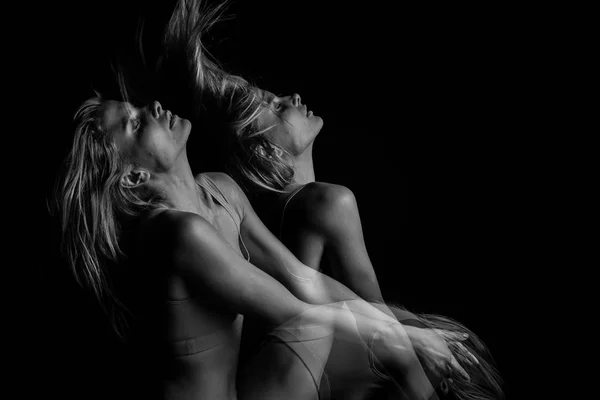 Ritratto emotivo di giovane donna bionda dai capelli sfibrati. Foto in bianco e nero. tripla esposizione . — Foto Stock