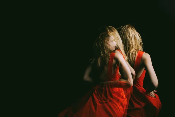 Dans i den mörka kvinnan i scarlet röd klänning. Triple exponering. konceptuella ursprungliga kreativa känslomässiga foto metafor — Stockfoto