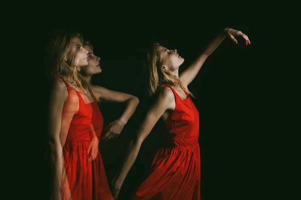 Bailando en el alma de la mujer oscura en vestido rojo sobre fondo negro. triple exposición. conceptual original melancolía creativa emotiva foto metáfora —  Fotos de Stock