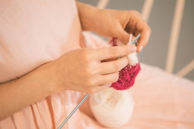 Güzel Bayan eller, örgü pembe renkli ruh hobi rahat. keyifli eğlence meditasyon