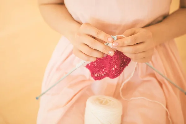 Handmade hobby de tricô. uma mulher tricota em agulhas. rosa e branco tonificado foto elegante. Composição horizontal — Fotografia de Stock