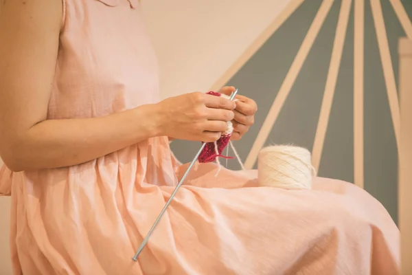 Processo de tricô mulher. Rosa lindo vestido relaxado humor — Fotografia de Stock