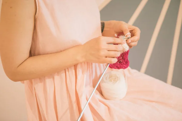 Adorável hobby de tricô descontraído. Mulher de vestido rosa . — Fotografia de Stock