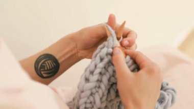 Hobi zamanı. Örgü örgü iğne üzerinde şık bir hobidir. Video görüntüleri