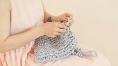 Güzel kadın örgü işlemi. Aşk rahat hobi. Video görüntüleri