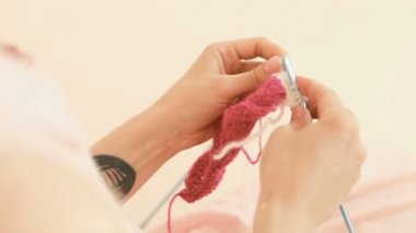 Örgü işlemi video görüntüleri güzel ışık. Eller güzel kadın holding örgü iğne ve dolaştırmak konu ile