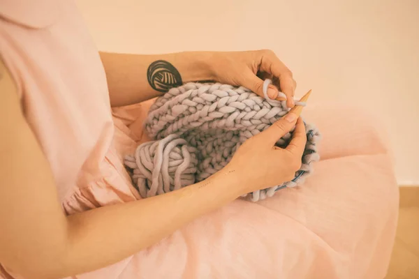 Mulher está tricotando em tricô tricô. Tons delicados rosa . — Fotografia de Stock