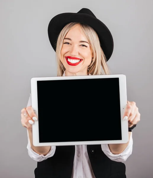 Happy usmívající se žena držení tabletu. Prázdná obrazovka informací text nebo obrázek — Stock fotografie