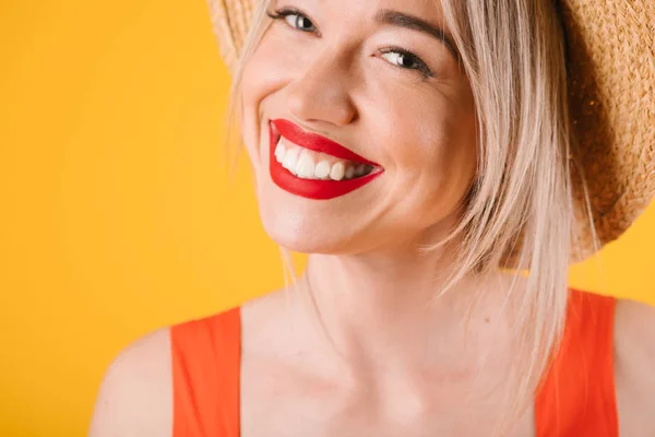 Sonriendo hermosos dientes rubia mujer adorable. Tiempo de verano colores cálidos rojo y amarillo . —  Fotos de Stock