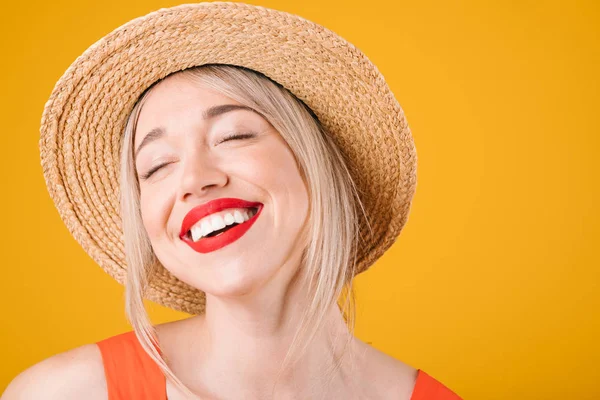 Riendo con placer deleite sonrisa satisfecha. Adorable mujer rubia con sombrero de paja. Humor de verano —  Fotos de Stock