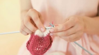 el örgü hobi yaptı. Coll hipster elleriyle genç kadın çalışma dövme. Örgü tığ işi. Yumuşak yaz. Video görüntüleri