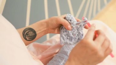 el örgü hobi yaptı. Coll hipster elleriyle genç kadın çalışma dövme. Örgü tığ işi. Yumuşak yaz. Video görüntüleri