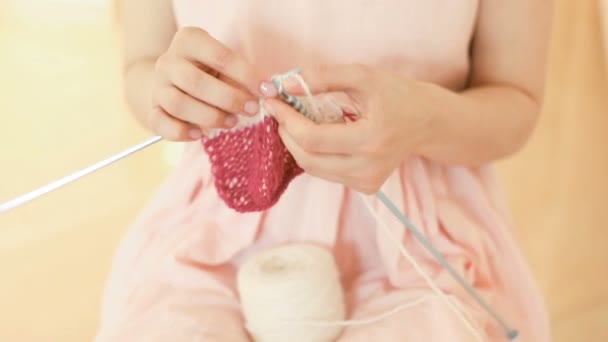 Tricot passe-temps fait main. Jeune femme mains avec coll hipster tatouage de travail. Tricot au crochet. Lumière douce du jour. Images vidéo — Video