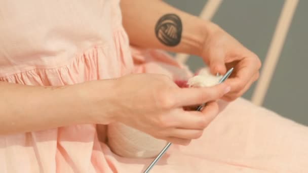 Pletení ruce provedena koníček. Mladá žena rukou s coll bokovky tetování pracovní. Háčkování pletení. Jemný denní světlo. Video záznam — Stock video