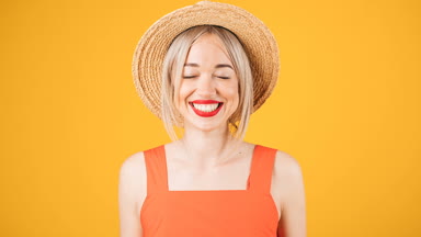 Sarı arka plan üzerinde hasır şapkalı sevimli gülümseyen sarışın kadın. Olumlu mutlu duygular. Stop motion video görüntüleri