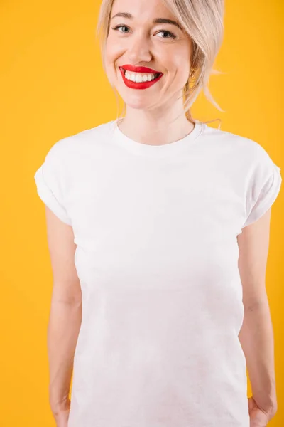 Adorable rubia feliz mujer en camiseta blanca sin estampado . —  Fotos de Stock