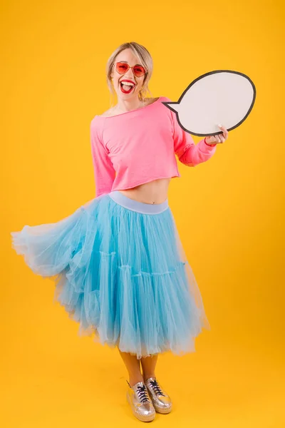 Счастливая улыбающаяся женщина супер brigts цвета проведения речи пузырь — стоковое фото