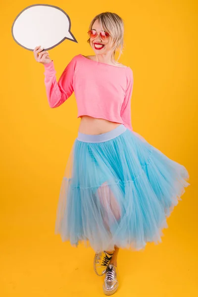 Крутой хипстер эмоциональный красочный модный платье женщина с речевым пузырем — стоковое фото