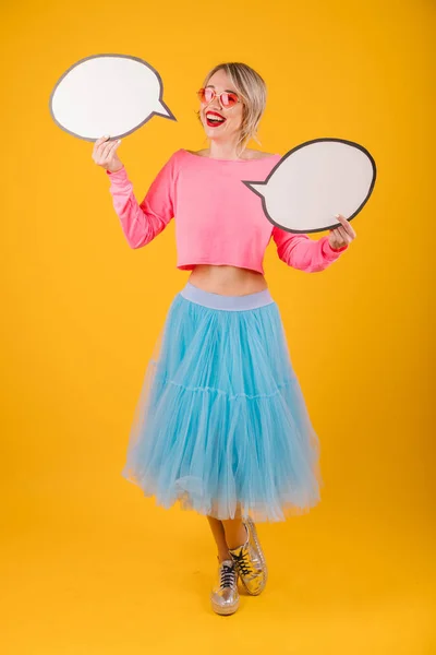Emotionale Frau mit Plakatbannern. super helle Farben gelb rosa blau — Stockfoto