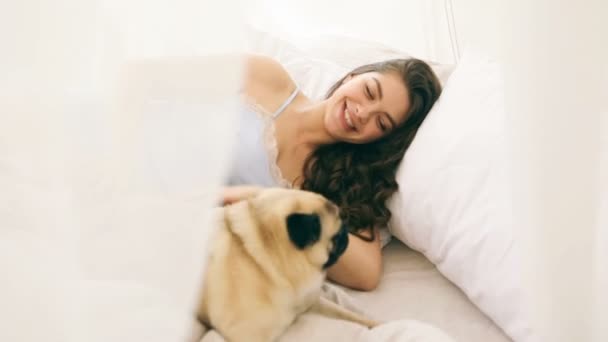 Menina Pet Chapeamento Cama Bom Dia Imagens Vídeo Feliz Família — Vídeo de Stock