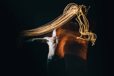Çıplak gövdeli genç adam. Ateş etmeyin. Duyguların duygusal metaforik ifadesi. - Evet. Uzun pozlama sanatsal fotoğraf