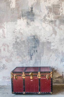 Grunge sefil gri duvarın önünde bir sandık. İç arkaplan