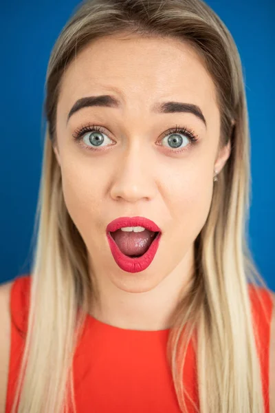 Confuso Surpreso Mulher Loira Assustada Retrato Fundo Azul Grandes Lábios — Fotografia de Stock