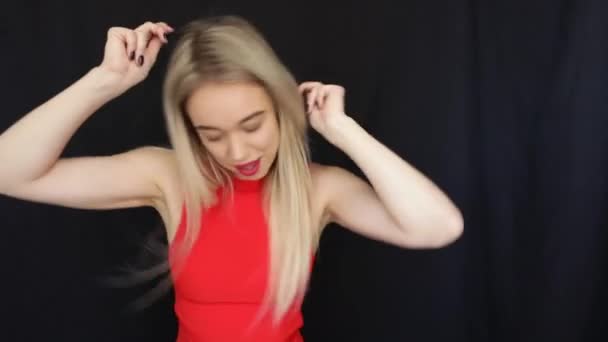 Schattige Dansende Jonge Blonde Vrouw Rood Zwart Videomateriaal — Stockvideo